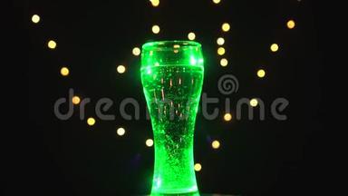一杯<strong>淡</strong>绿色的水在旋转。 绿色鸡尾酒。 酒吧概念